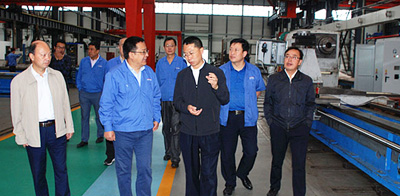 天水市委常委副市長王洪義來星火機床公司調(diào)研