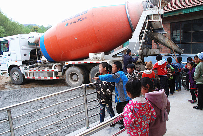 星火機床公司為幫扶村硬化學校操場 星火機床公司為幫扶村硬化學校操場