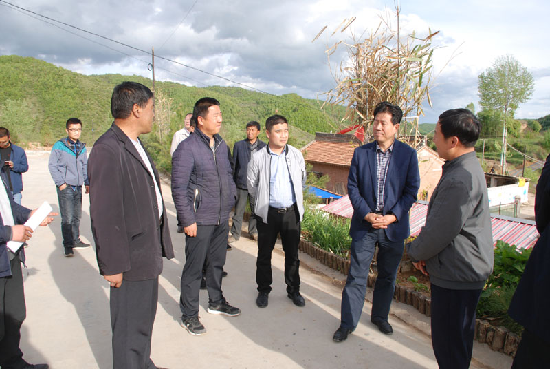 市政協主席張明泰調研清水縣扶貧攻堅進展,星火機床公司匯報為幫扶村所做的具體工作 市政協主席張明泰調研清水縣扶貧攻堅進展,星火機床公司匯報為幫扶村所做的具體工作