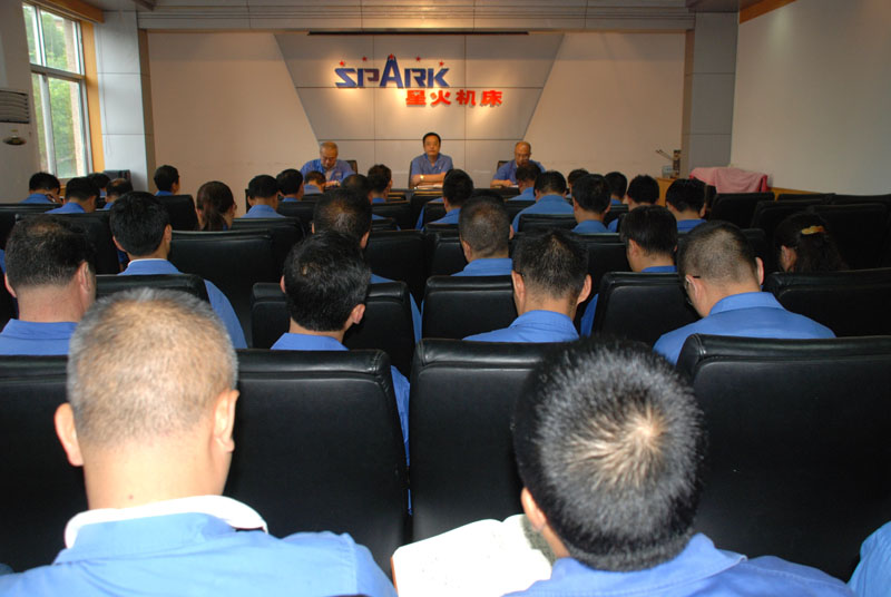 星火機床公司開展廠務公開 發揮職代會作用 星火機床公司開展廠務公開 發揮職代會作用