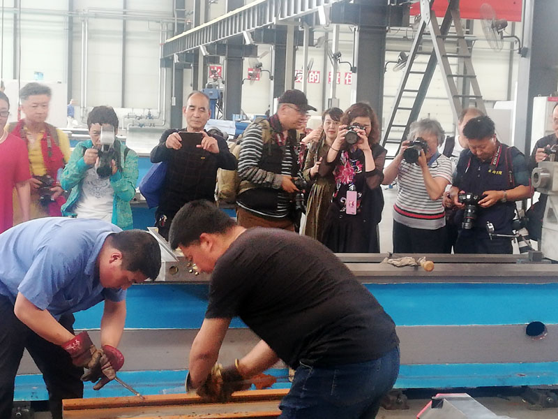 中國工業攝影協會50多人來星火機床公司采風 中國工業攝影協會50多人來星火機床公司采風