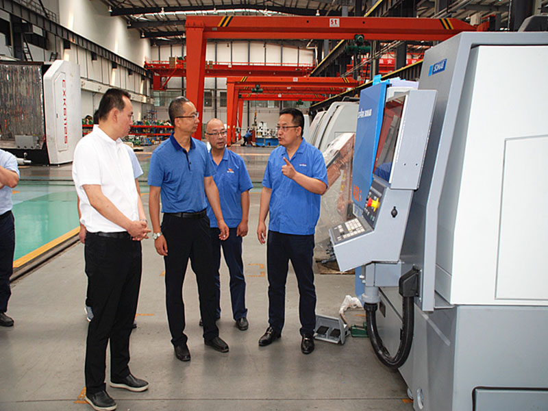 天水市政府副市長(zhǎng)董小平來星火機(jī)床公司調(diào)研 天水市政府副市長(zhǎng)董小平來星火機(jī)床公司調(diào)研