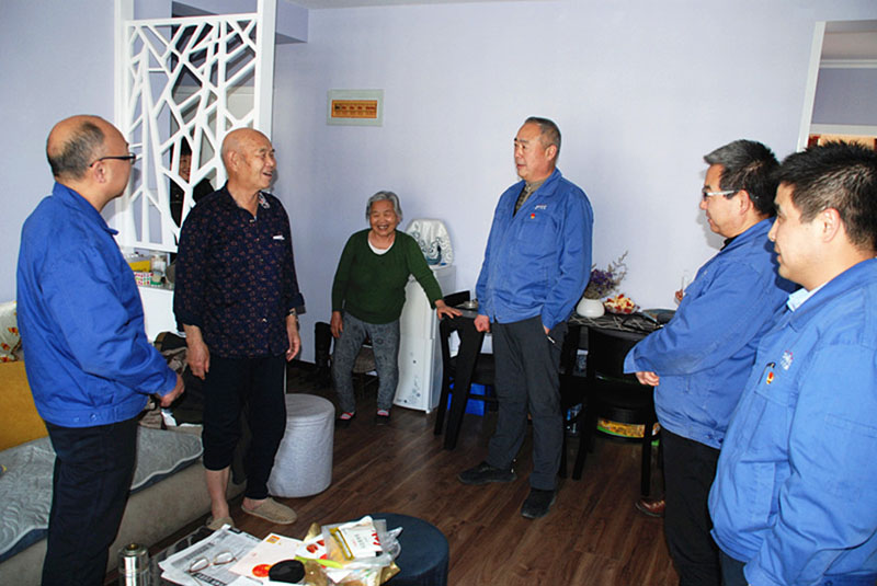 星火機床領導慰問勞模 離休干部和退休困難黨員 星火機床領導慰問勞模 離休干部和退休困難黨員