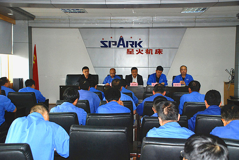 天水市工信局李奇掛職星火機床公司總經(jīng)理助理 天水市工信局李奇掛職星火機床公司總經(jīng)理助理