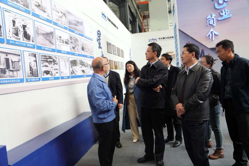 省委黨校專家教授一行來星火機床公司參觀考察 省委黨校專家教授一行來星火機床公司參觀考察