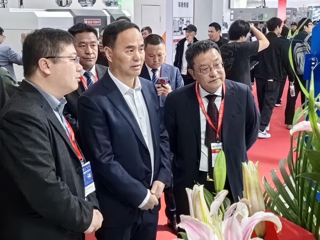 天水市副市長胡志勇一行蒞臨星火機床展位參觀指導 天水市副市長胡志勇一行蒞臨星火機床展位參觀指導