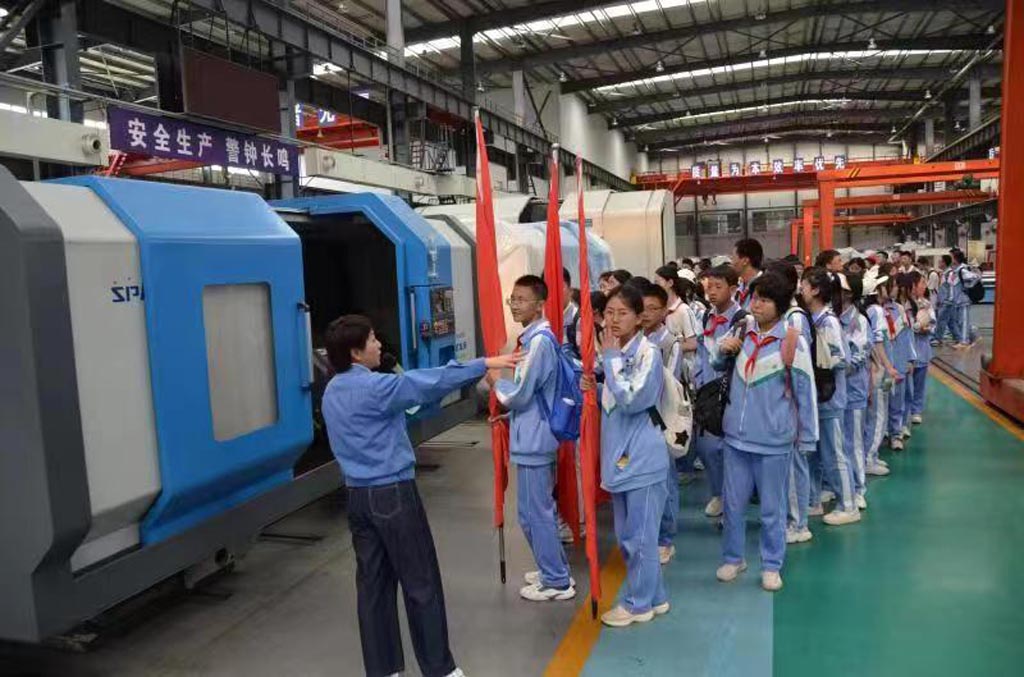 天水一中麥積分校學生來星火公司參觀 天水一中麥積分校學生來星火公司參觀