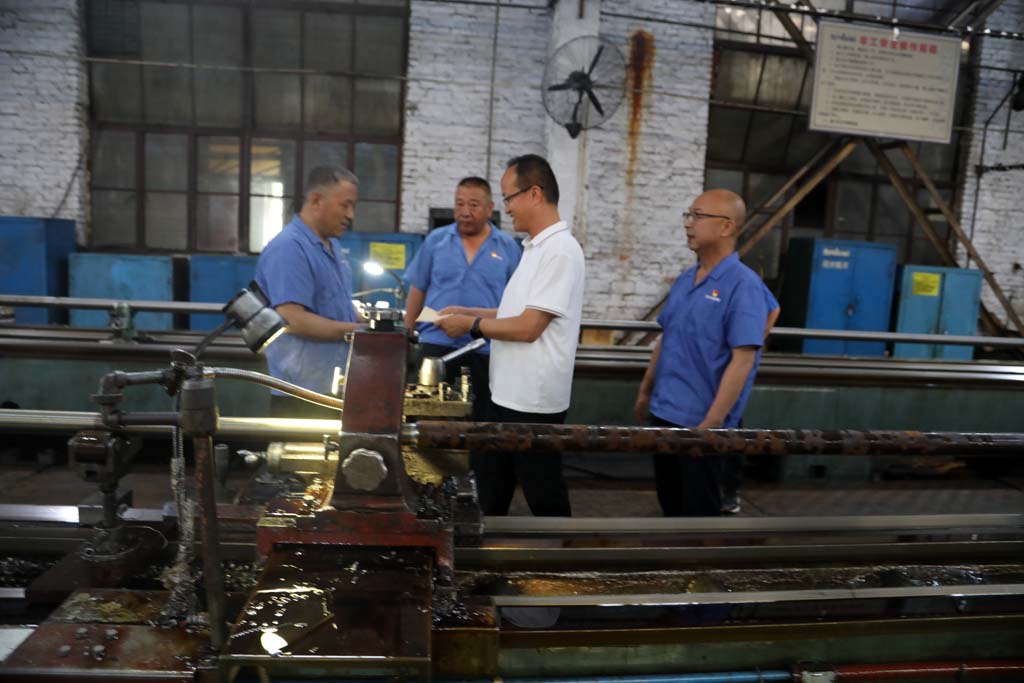 市國資委領導來星火公司慰問困難黨員 市國資委領導來星火公司慰問困難黨員