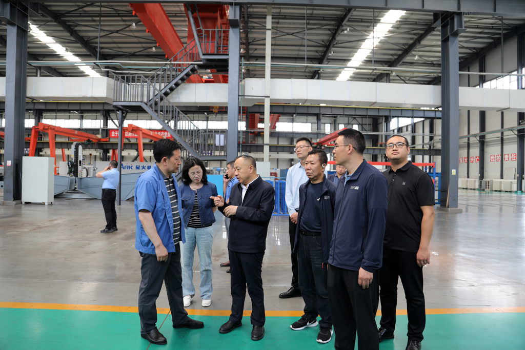 省工信廳領導蒞臨星火數控調研 省工信廳領導蒞臨星火數控調研