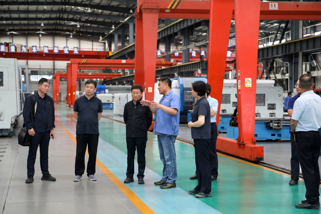 東營市人大常委會領導蒞臨星火數控公司考察 東營市人大常委會領導蒞臨星火數控公司考察