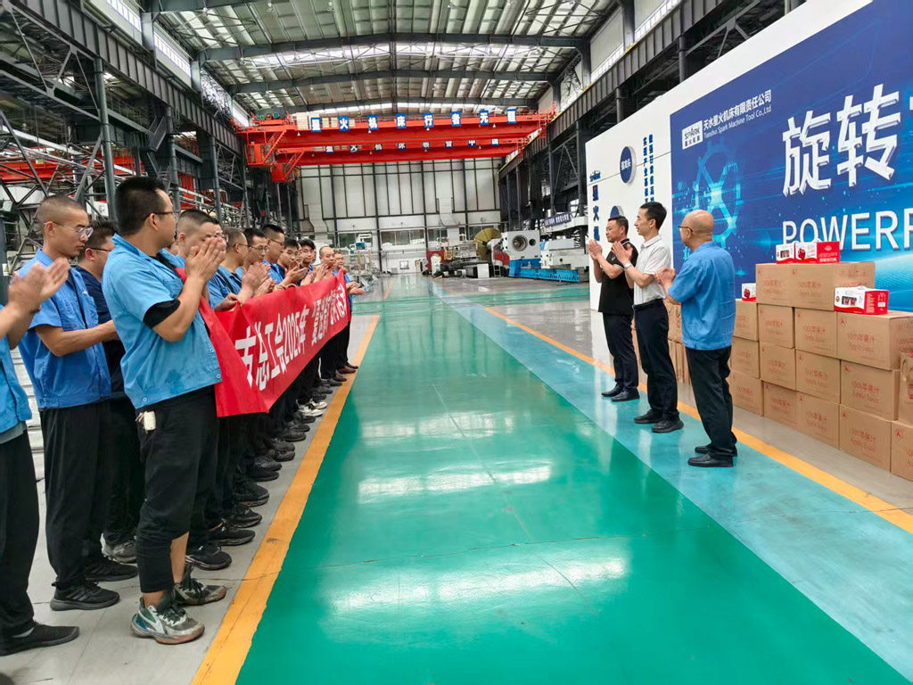 天水市總工會來甘肅星火數控公司開展“夏送清涼”慰問活動 天水市總工會來甘肅星火數控公司開展“夏送清涼”慰問活動